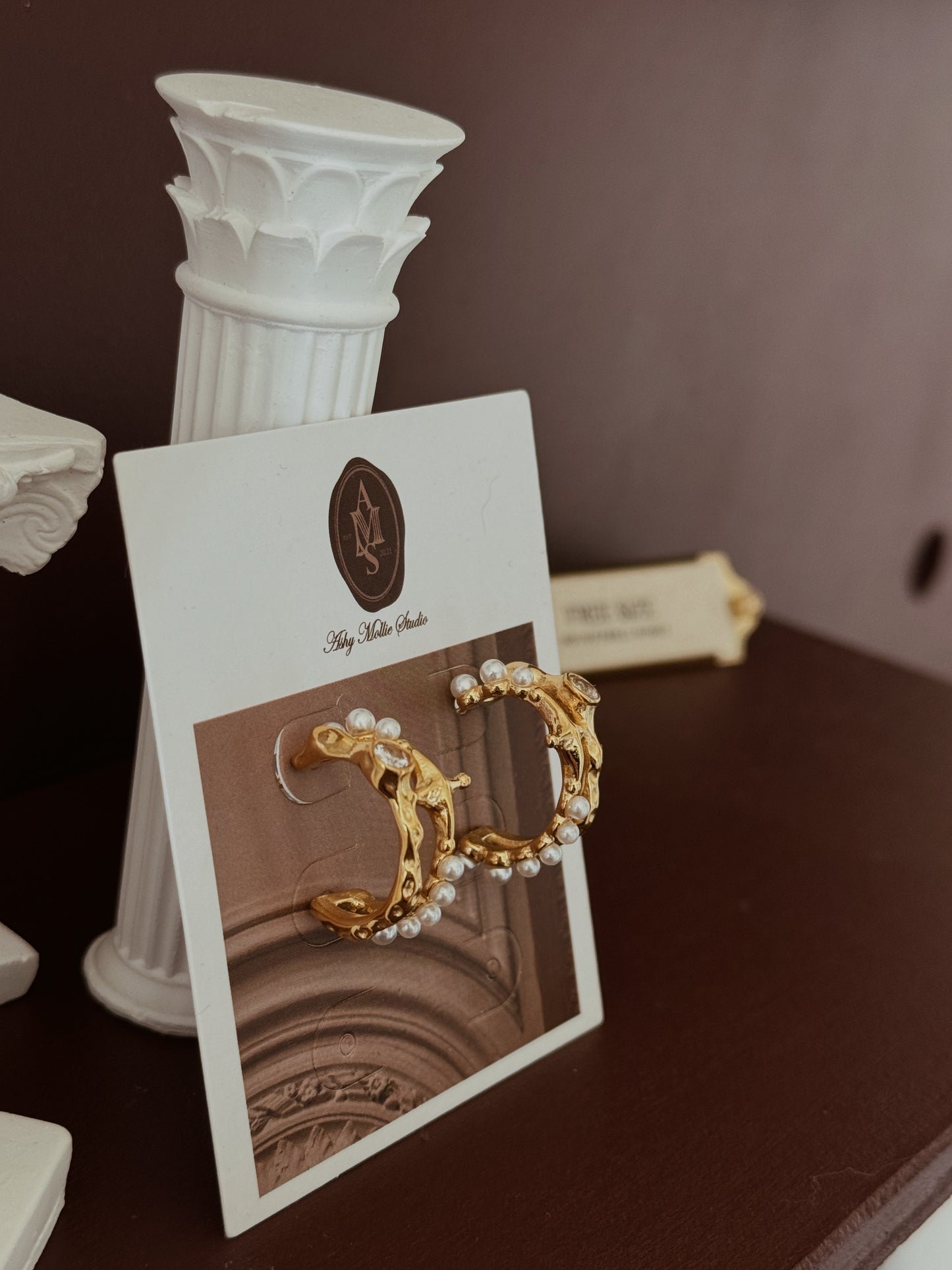 Double hoop earrings with pearls and beads in gold