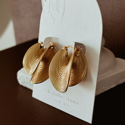 Vintage gold-plated drop earrings with fan-like design