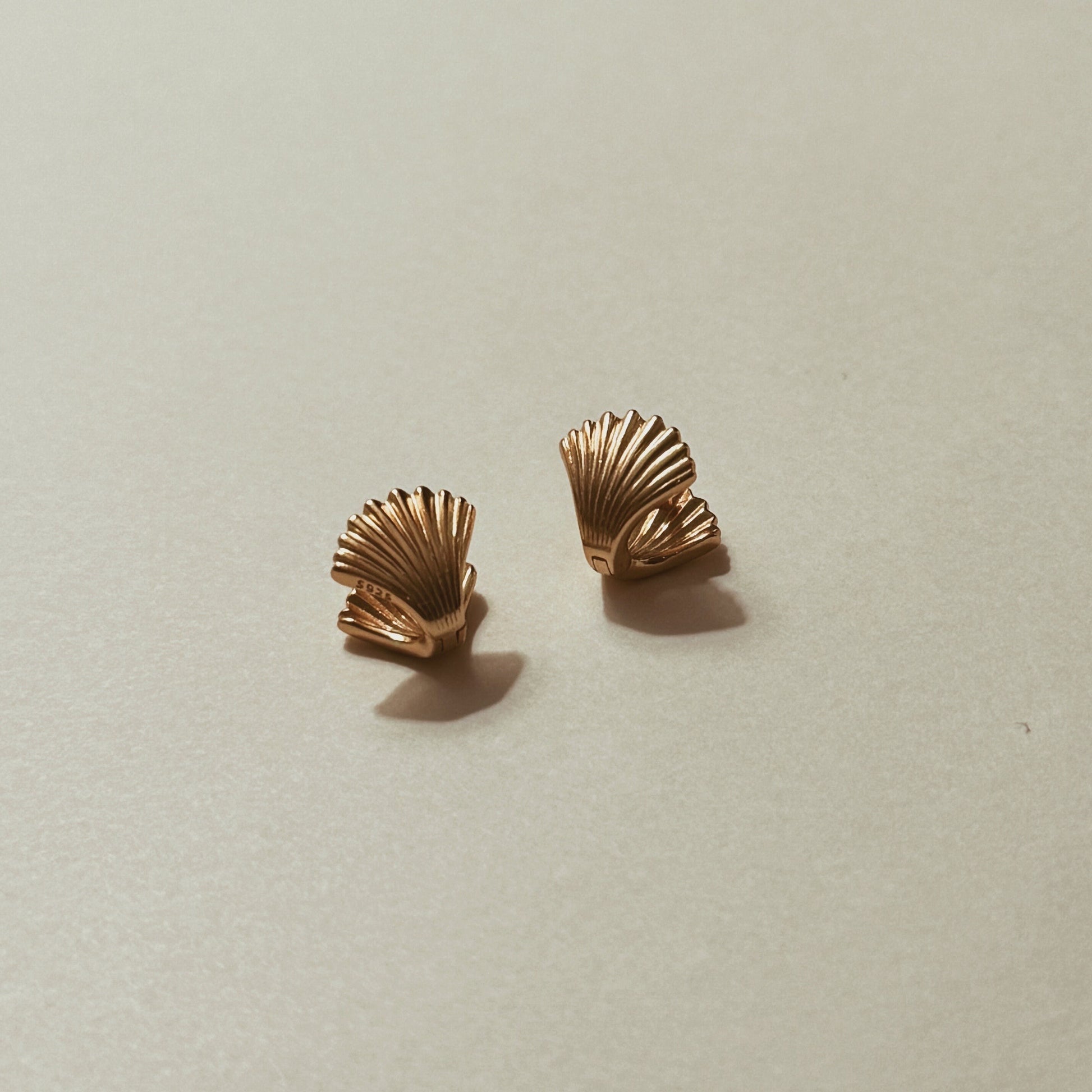 AMS French Vintage Classy Gold Mini Small Seashell Earrings Studs 