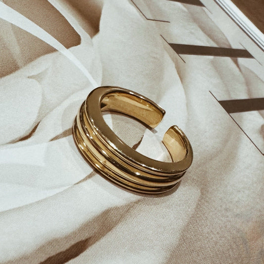 Gold-plated sterling silver ring with vintage ridges